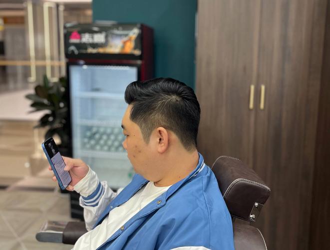 侧背头怎么搭配衣服