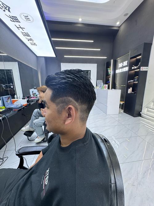 侧背头怎么搭配服装