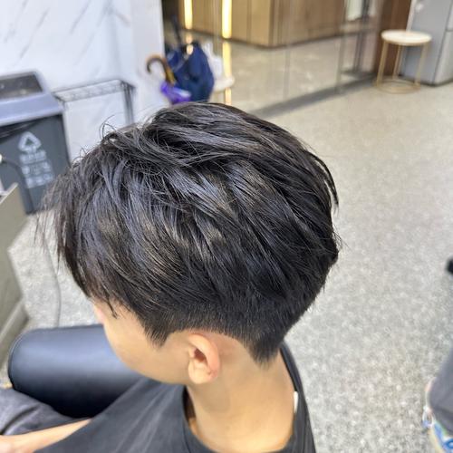 侧背头怎么搭配服装