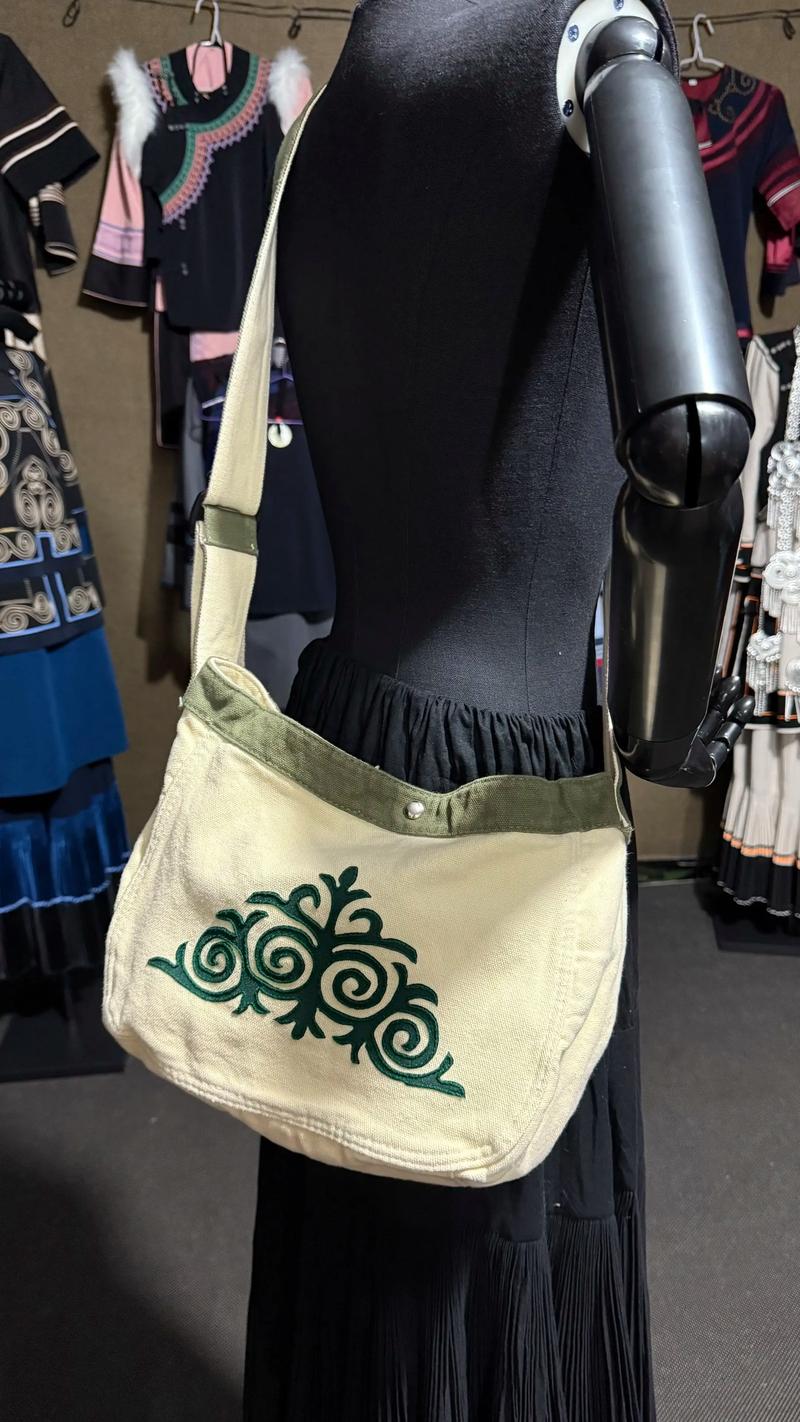 彩色包怎么搭配