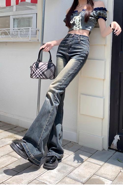 微喇叭裤配什么鞋子