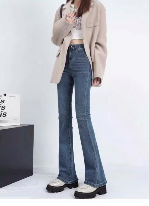 微喇叭裤配什么鞋子