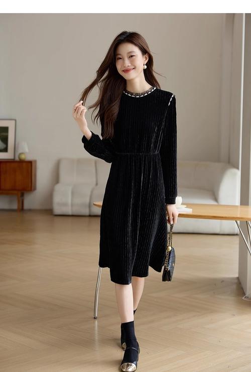 丝绒长裙怎么搭配好看