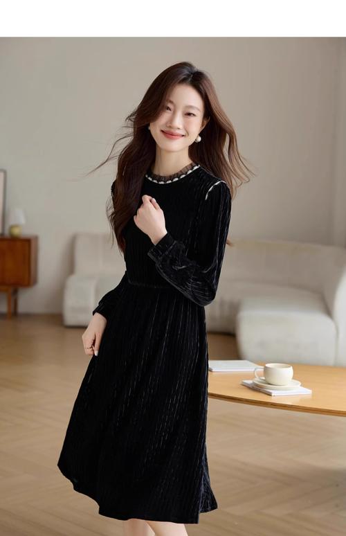 丝绒长裙怎么搭配好看