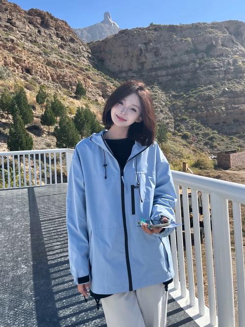 蓝色冲锋衣配什么裤子