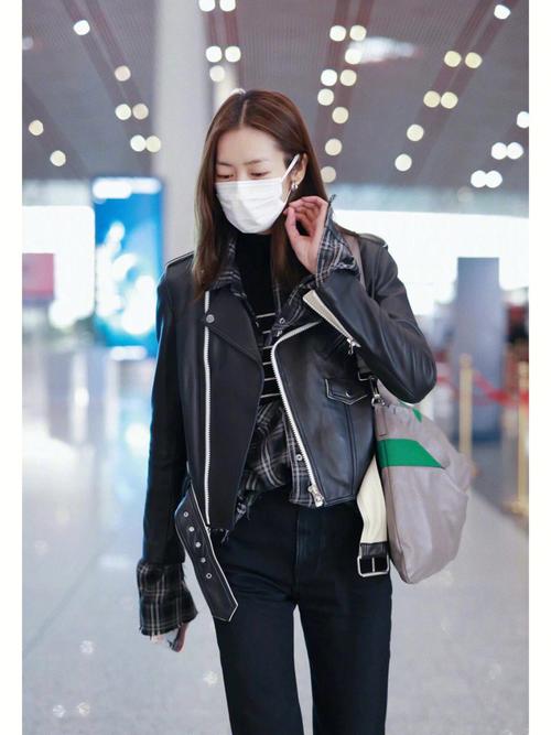 皮衣怎么搭配围巾好看