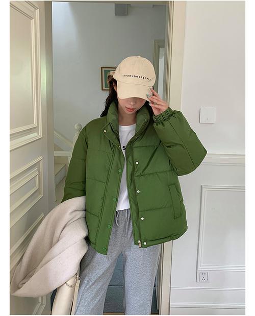 荷绿色羽绒服怎么搭配