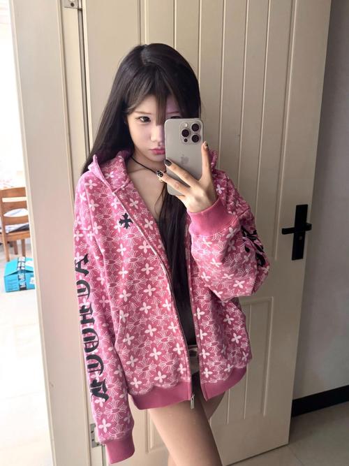 粉色连帽卫衣怎么搭配