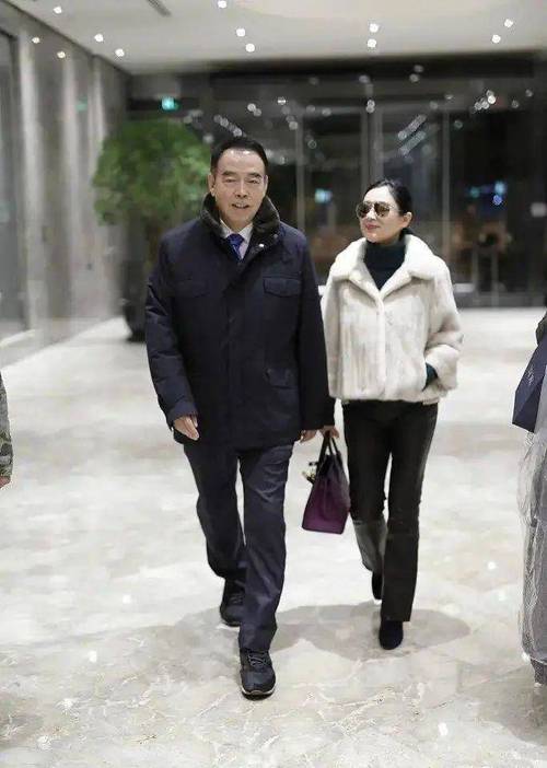 短款毛衣下身怎么搭配