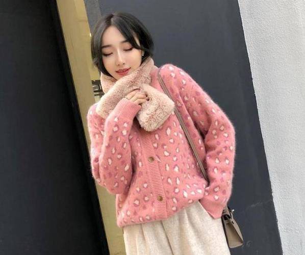 短款毛衣下身怎么搭配