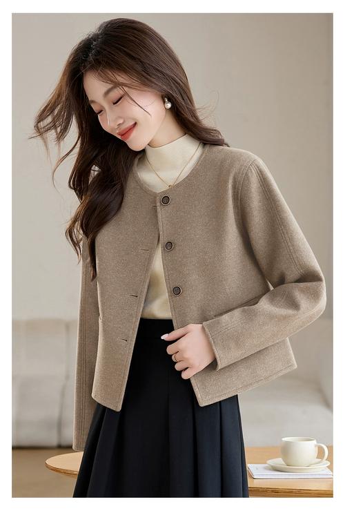 短款的毛呢外套怎么搭配图片