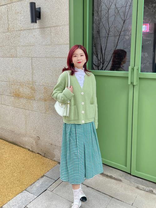 豆绿色开衫怎么搭配