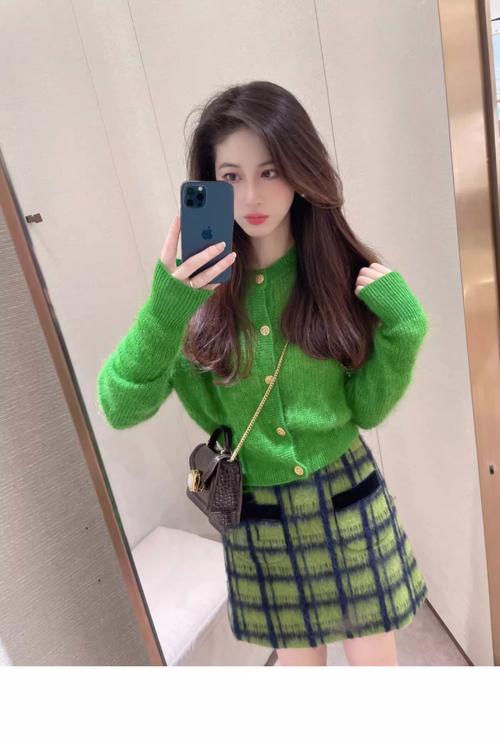 豆绿色开衫怎么搭配