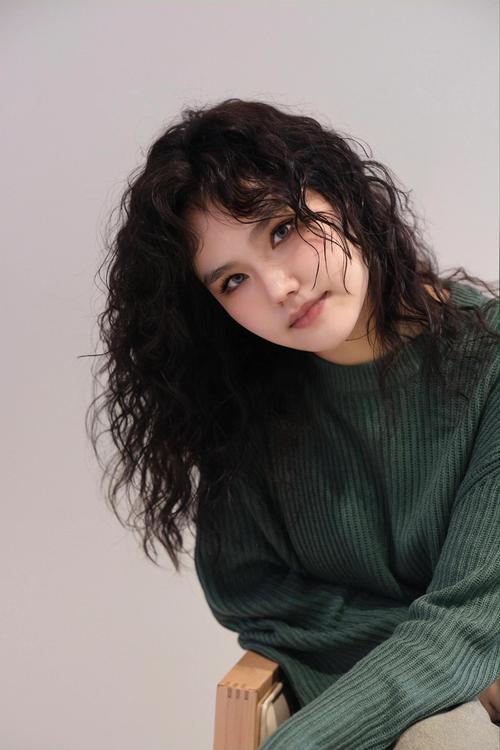 卷发配什么衣服好看