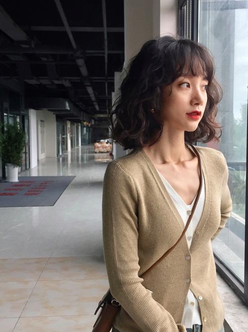 卷发配什么衣服好看