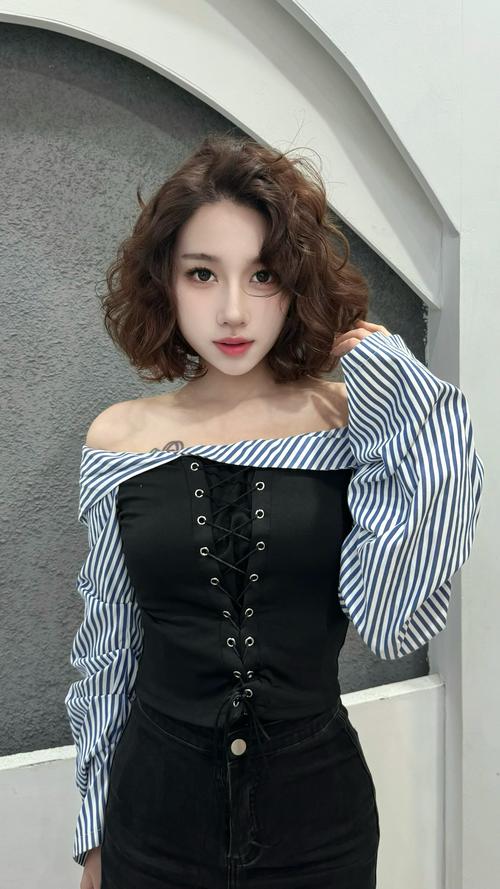 卷发配什么衣服好看