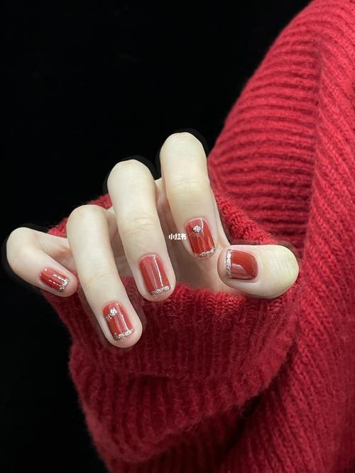 美甲红色银色怎么搭配