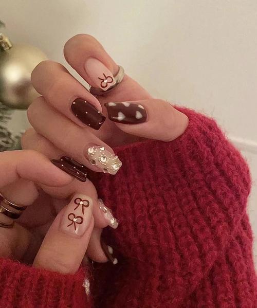 美甲红色银色怎么搭配