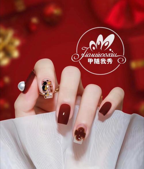 美甲红色银色怎么搭配