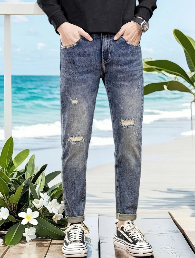 男士补丁牛仔裤怎么搭配衣服