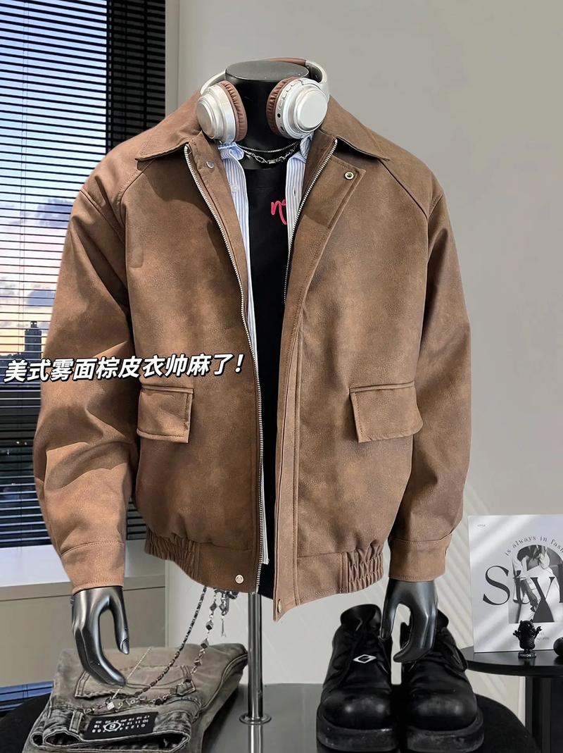 棕色男士皮衣怎么搭配