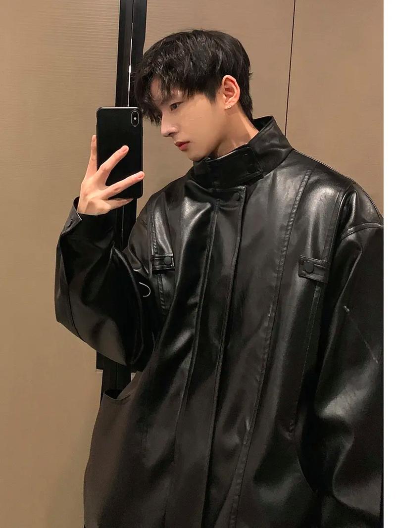 棕色男士皮衣怎么搭配