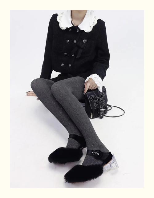 深灰色打底袜怎么搭配