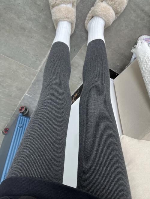 深灰色打底袜怎么搭配