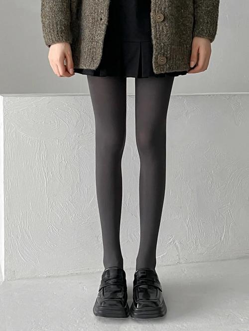 深灰色打底袜怎么搭配