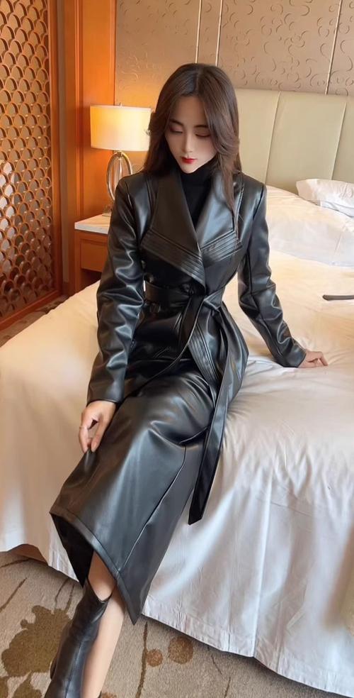 皮裙怎么搭配穿