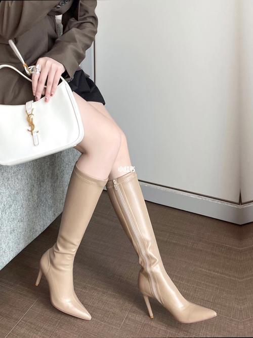 裸色长靴怎么搭配衣服