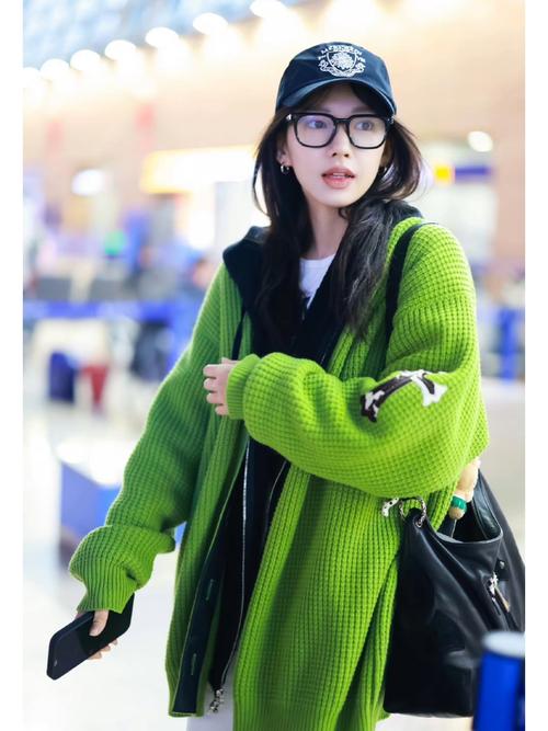 绿色长款开衫怎么搭配