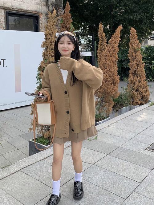 宽松v领毛衣怎么搭配