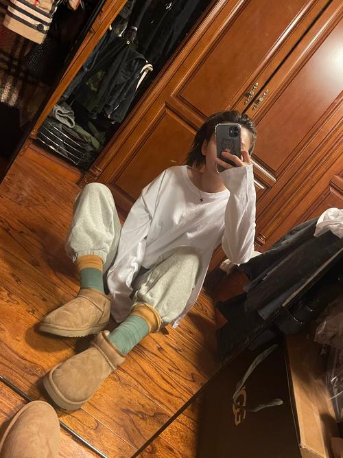 咖啡色雪地靴怎么搭配