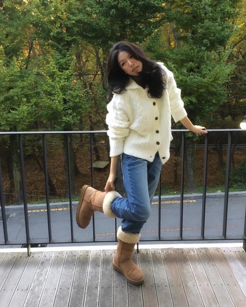 咖啡色雪地靴怎么搭配