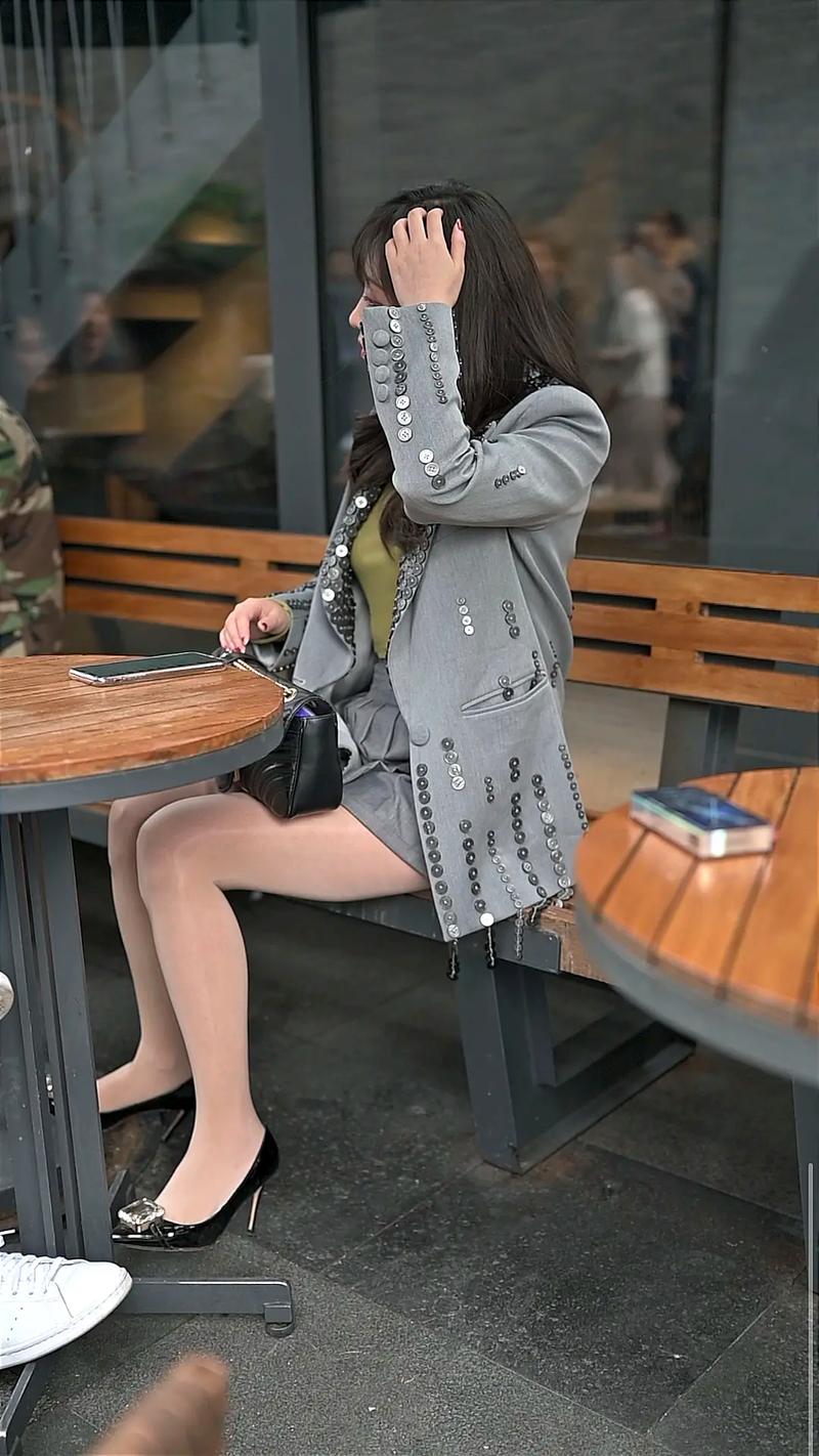 厚肉色丝袜裤怎么搭配