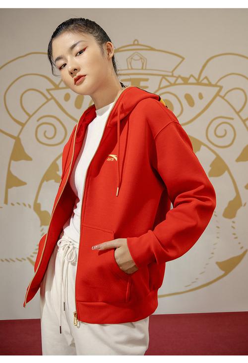 红色运动外套怎么搭配