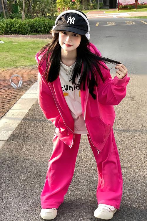 红色运动外套怎么搭配