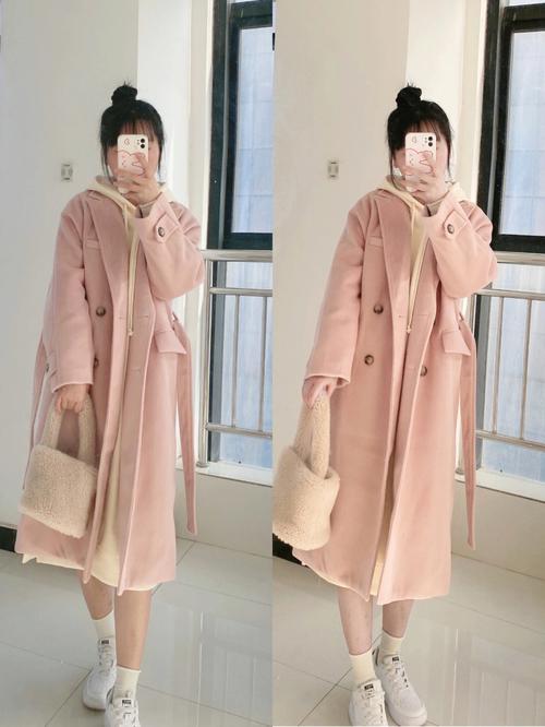 粉色尼长大衣怎么搭配