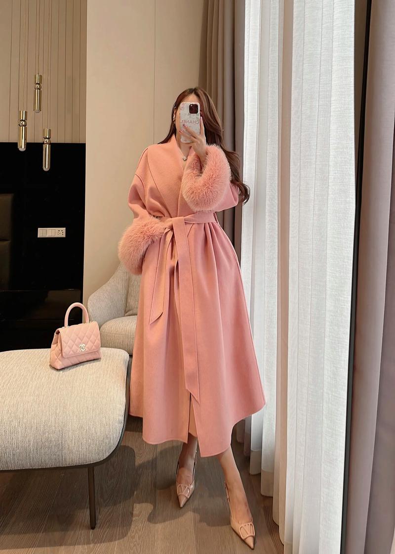 粉色尼长大衣怎么搭配