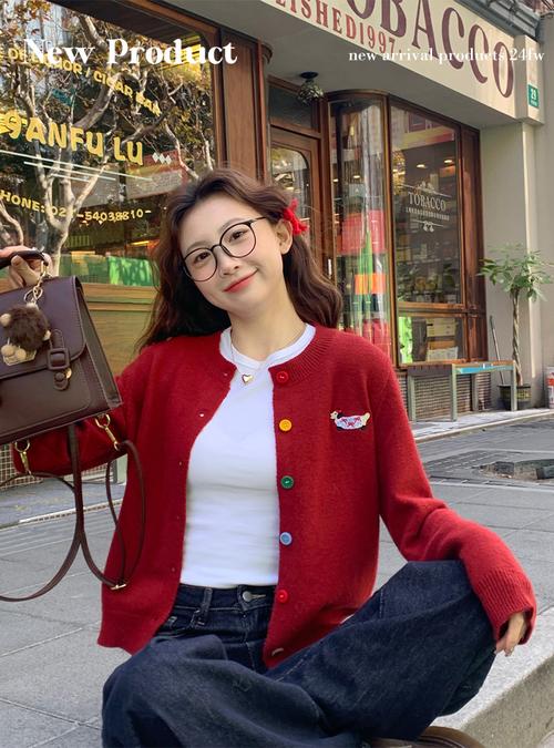 短款红色外套怎么搭配