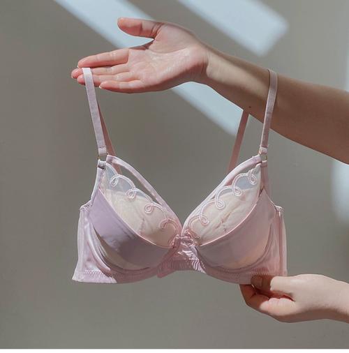 胸小穿什么内衣显大