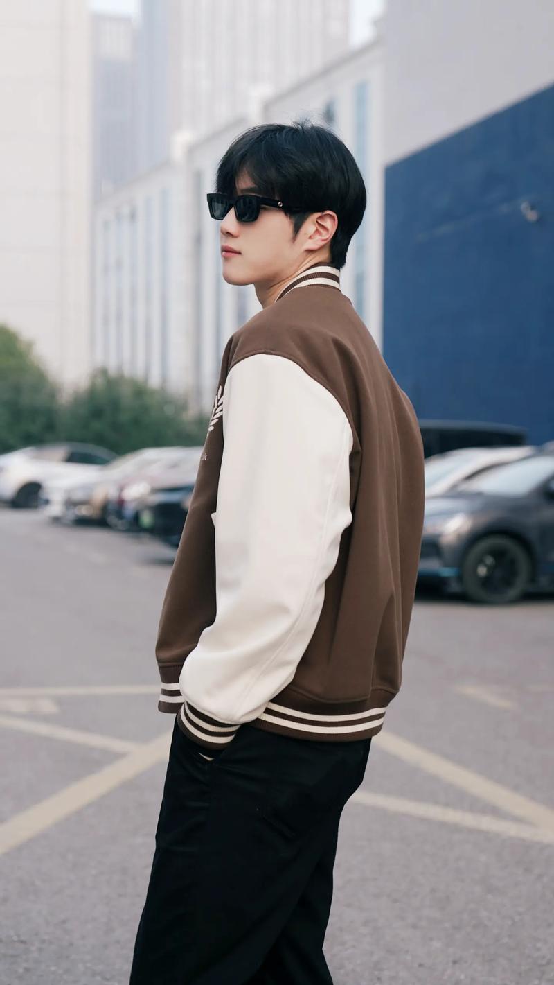 长款棒球外套怎么搭配