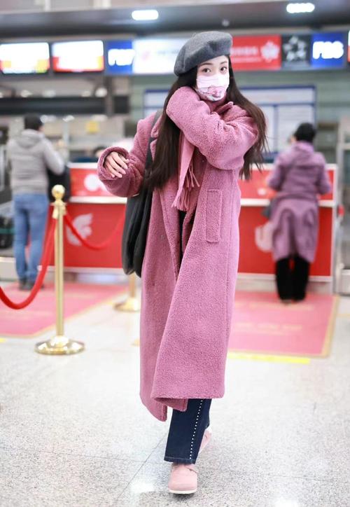 比较甜美的粉色外套围巾怎么搭配