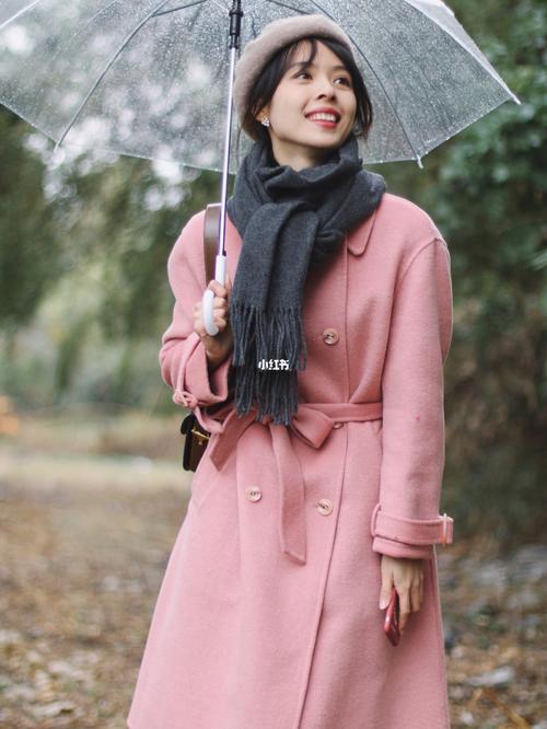 比较甜美的粉色外套围巾怎么搭配