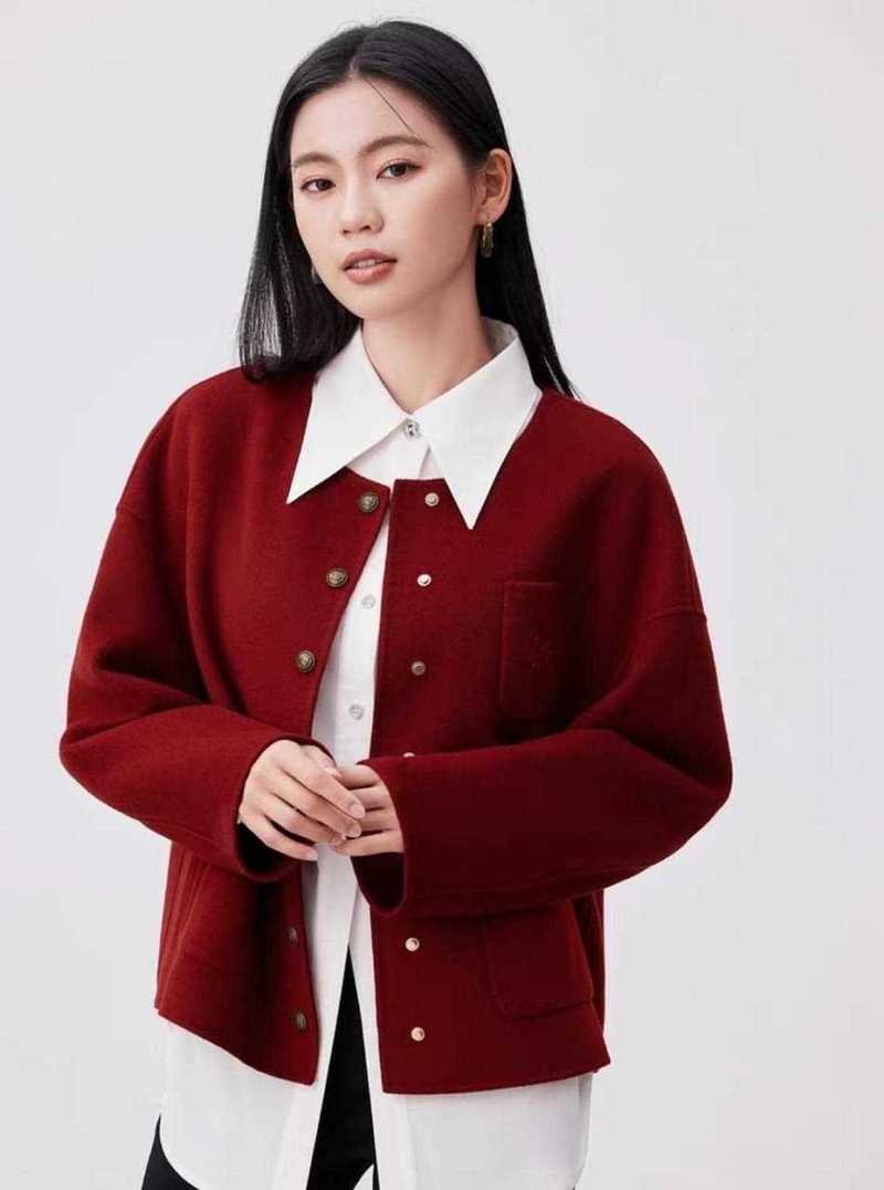 暗红色毛呢子怎么搭配衣服