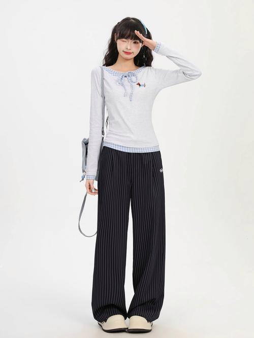 黑灰色上衣配什么裤子