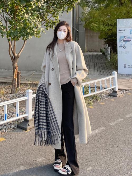 过膝毛呢大衣怎么搭配