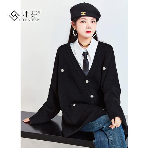 v领内搭配什么外套