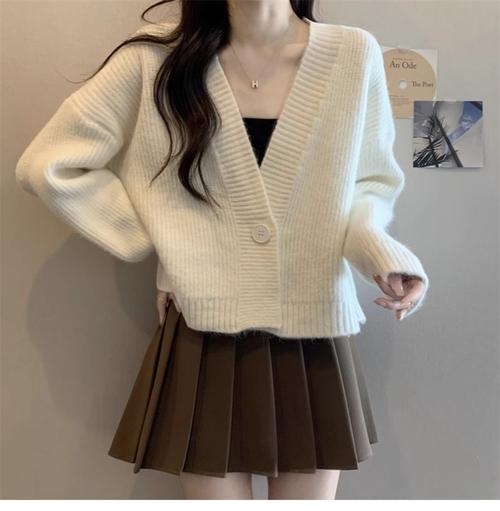 v领内搭配什么外套